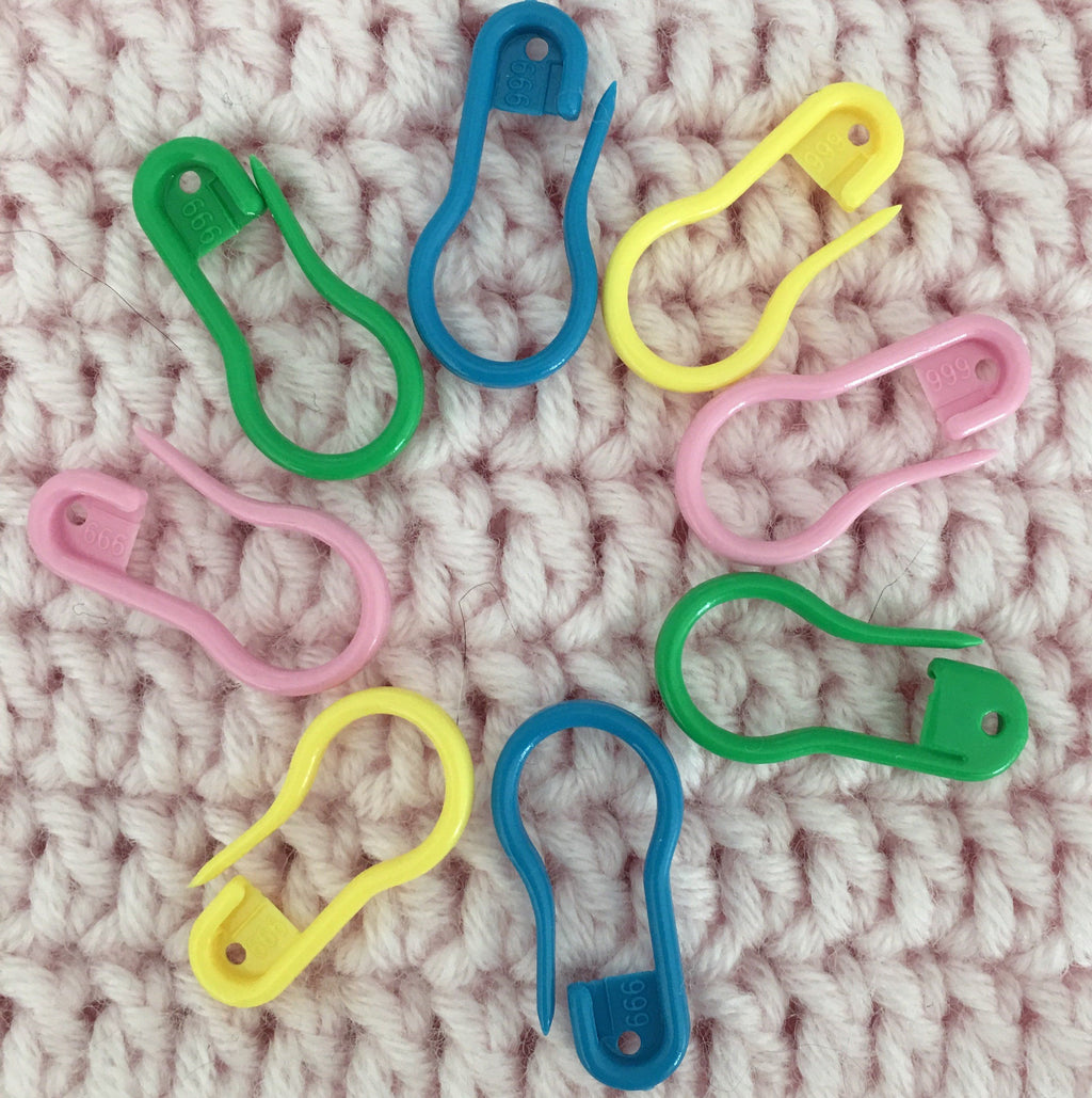 BEGINNERS ESSENTIALS CROCHET KIT BOX