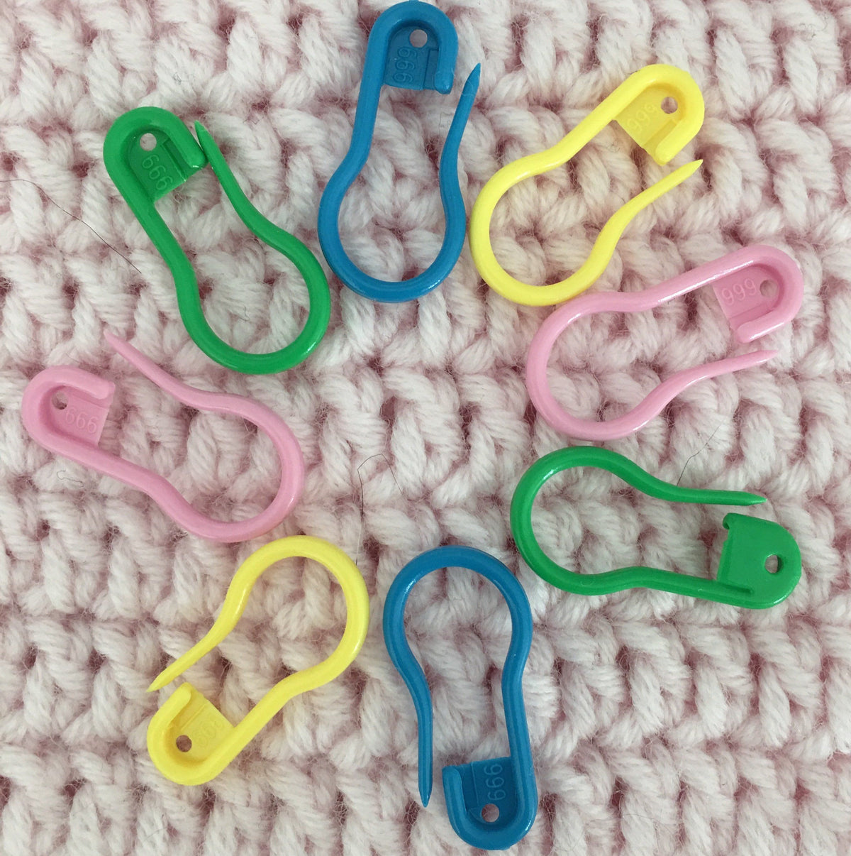 BEGINNERS ESSENTIALS CROCHET KIT BOX